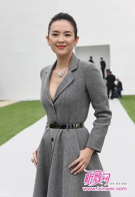 章子怡优雅亮相dior2014秋冬高级定制大秀