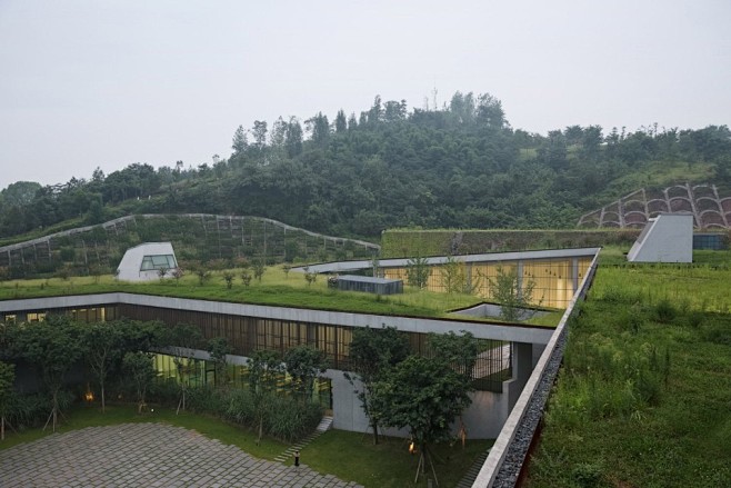 重庆桃源居社区中心 / 直向建筑 : 建筑整体趋势和山体相融合