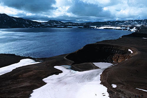 炫彩北极光从地平线到跨越天际的猩红光图