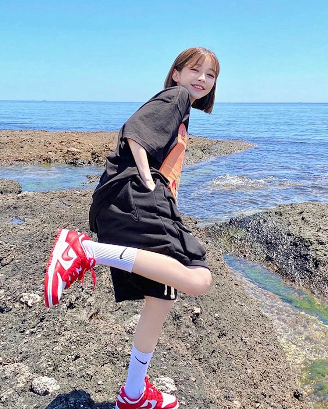 djsodataeri姜泰莉美玲元sandara天太热了球鞋女神越穿越少泳装晒鞋你