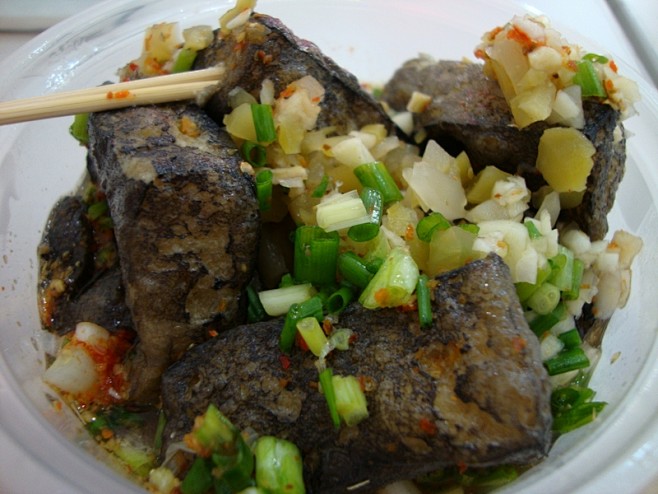 罗家臭豆腐五元六块外酥里嫩配上汤汁味道很不错噢不过这牌子好像在