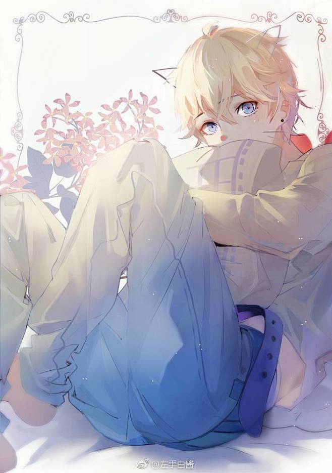 动漫可爱男生抱着枕头