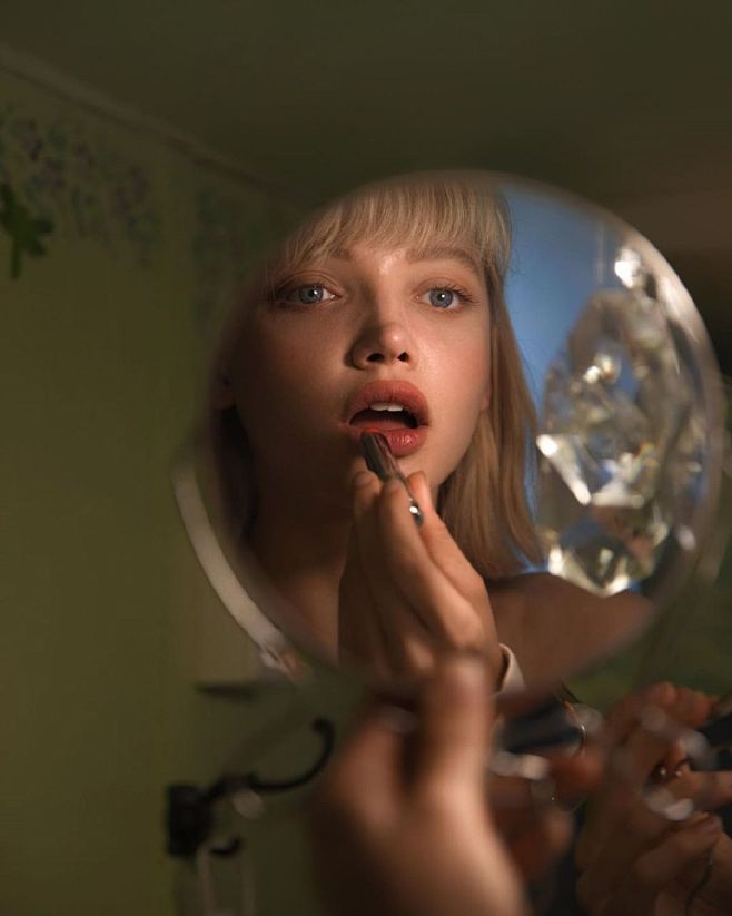 照镜子的头像素材花瓣关注原画人,推荐更多精选素材,绘画更有灵感唯美