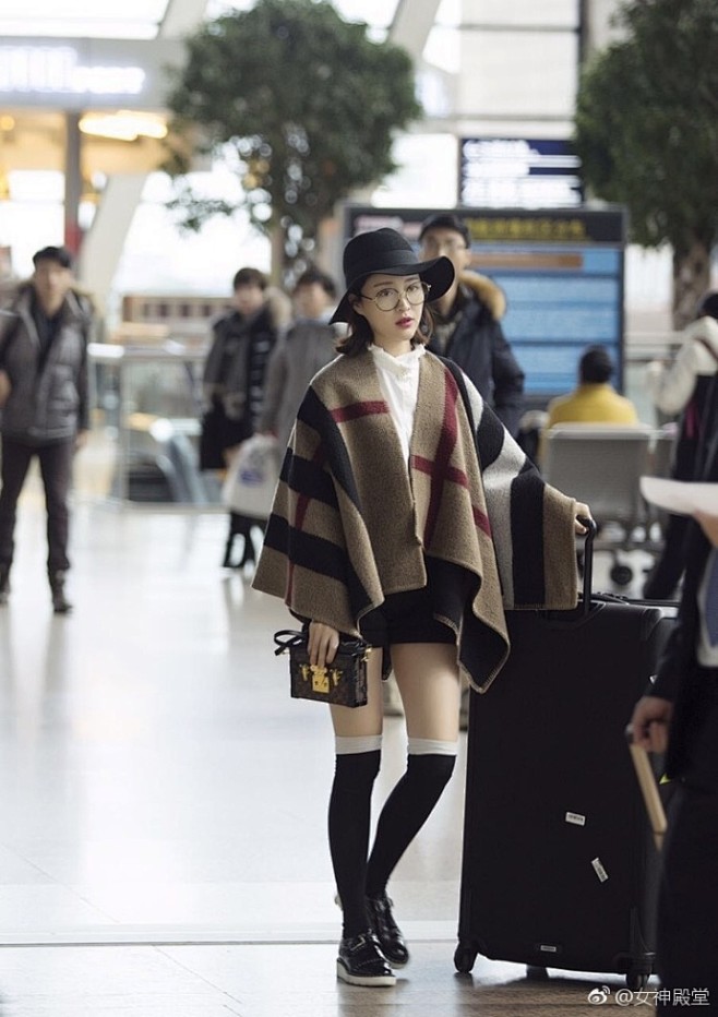 甘婷婷机场街拍戴着眼镜的甘婷婷优雅知性气质完美甘婷婷td6767