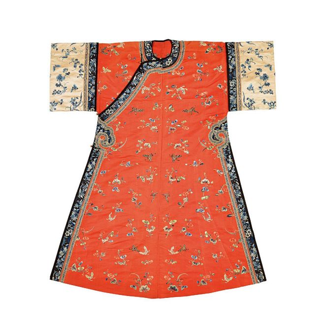 清同治大红色绸绣花蝶纹氅衣