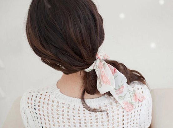 一款美貌的头花很多时候能够起到画龙点睛的作用即使很简单的马尾加上