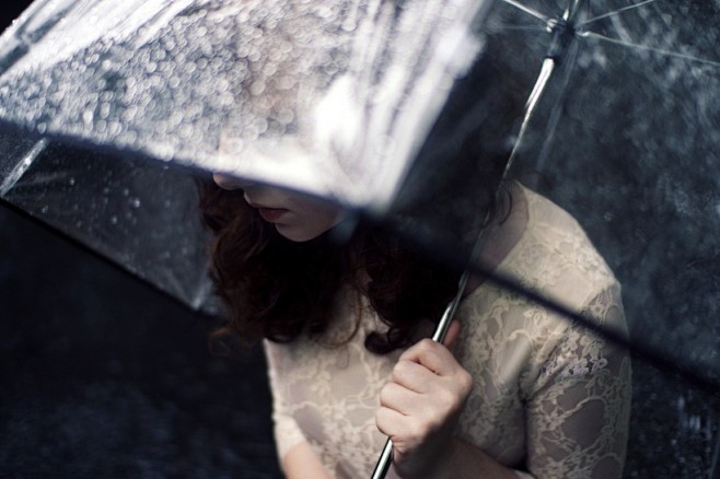 女孩雨中撑伞伤感图片图片