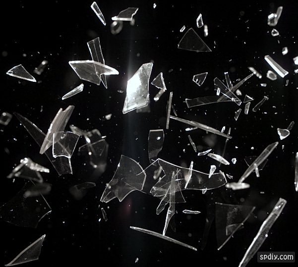 视频拍摄锋利的玻璃碎片飞向镜头视频素材带matte