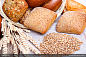 小麦和篮子里的烤面包高清图片