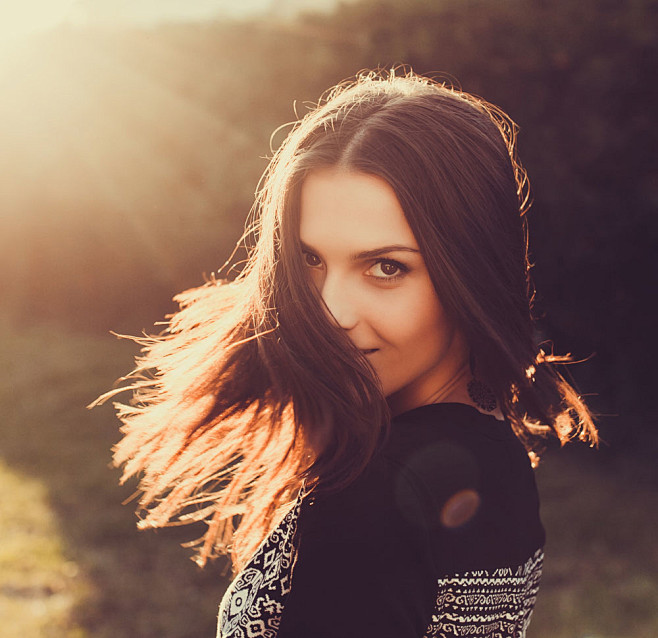 回头微笑的美女图片素材编号20140725080824