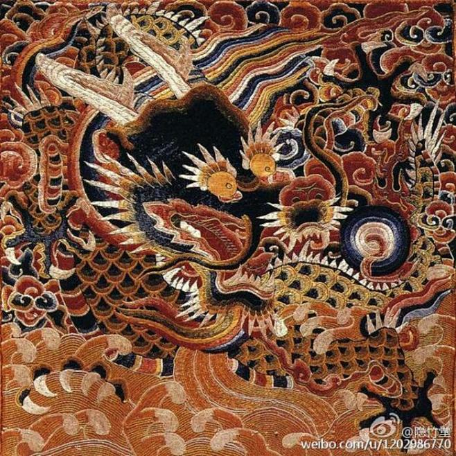 龙袍又称龙衮上面绣着龙形图案是皇帝的朝服帝王的礼服不同时期纹样的