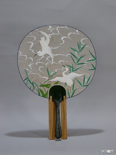 团扇圆形或近似圆形柄不长多为唐代女性随身佩带中国团扇一般在扇面画