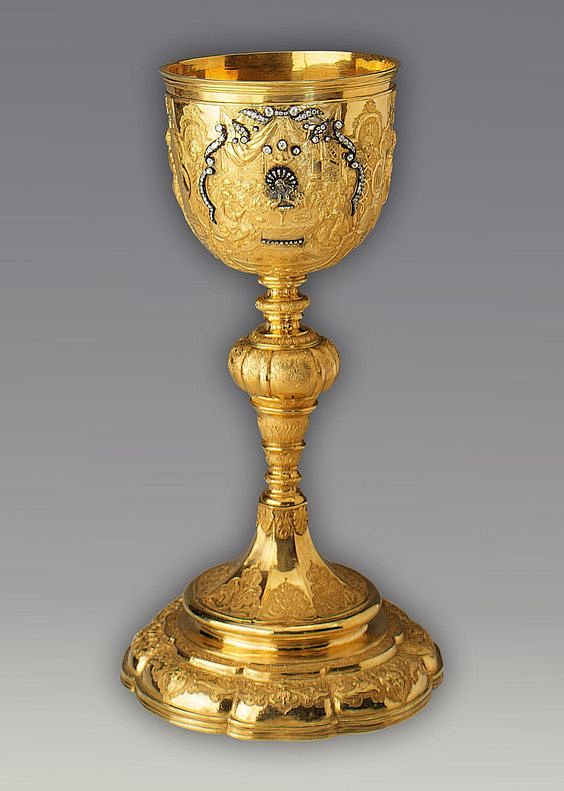 圣杯,源自耶稣在最后的晚餐中用来装红酒的器皿,在基督教举行的圣餐