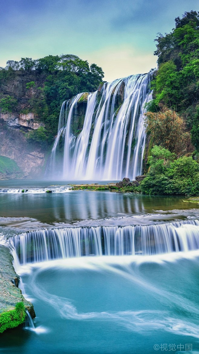 作为世界著名的大瀑布之一黄果树以水势浩大著称明代旅行家徐霞客赞其
