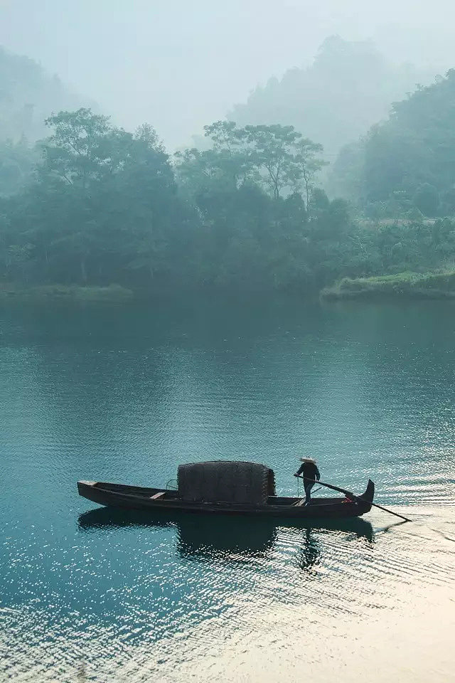 湖南郴州小东江。这里最出名的是雾，每天一...