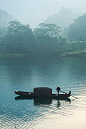 湖南郴州小东江。这里最出名的是雾，每天一早一晚，诡异、神奇，从水面蒸腾而上，飘飘忽忽地在清泠的山水间游荡，素有“湘南洞庭”之称。