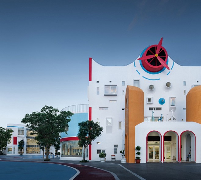 纸飞机幼儿园云南迪卡幼儿园设计中心凭借独一无二的造型与城市建立