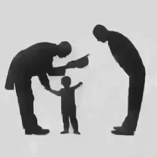 一位总统带着孙子散步,有个乞丐向他鞠躬敬礼,总统马上驻足还礼,而且