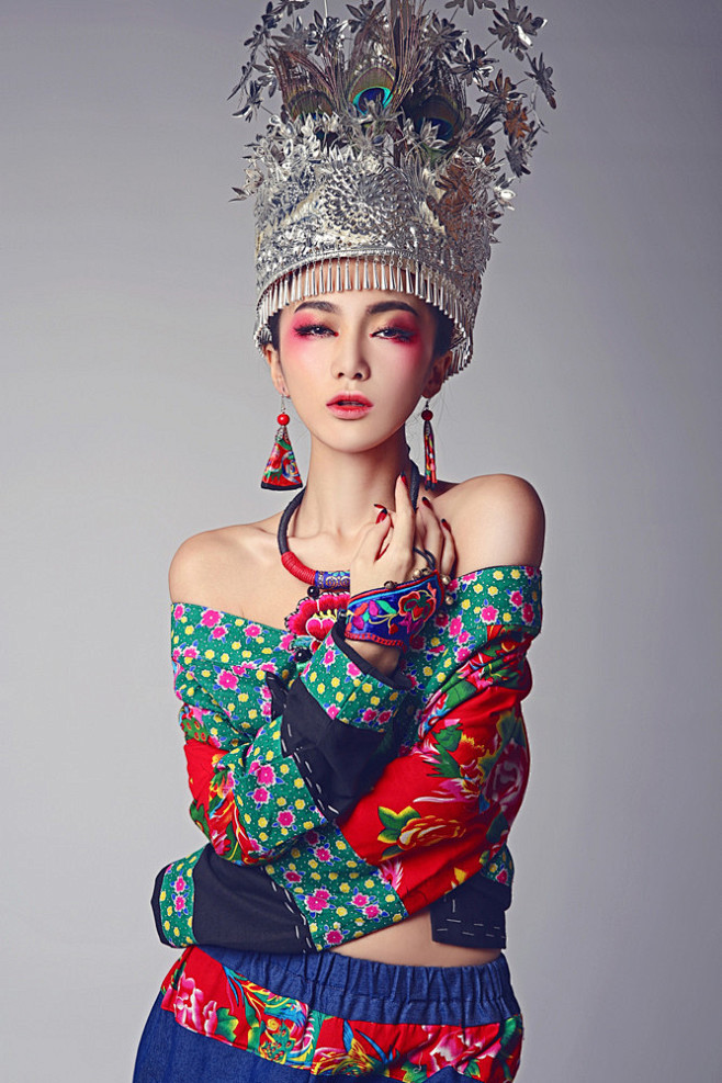 19:30:52俊美民族风服饰摄影艺术作品人物怪诞日记同采自www