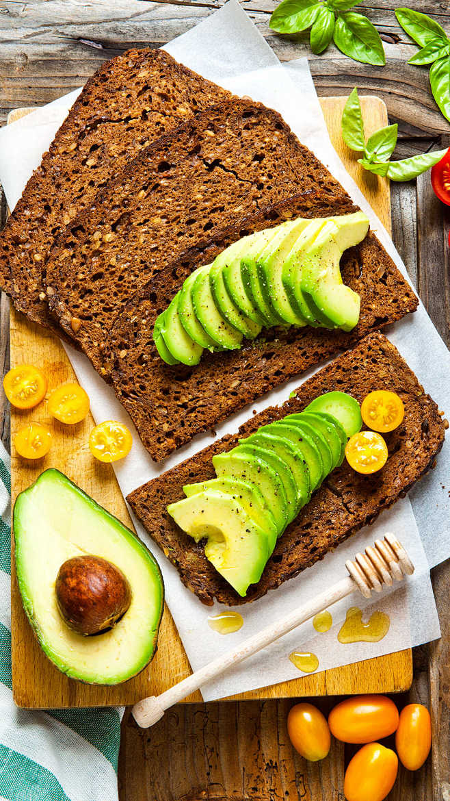 牛油果烤全麦面包