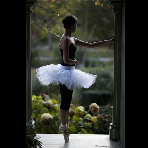 踮起脚尖的媚姑娘唯美意境网