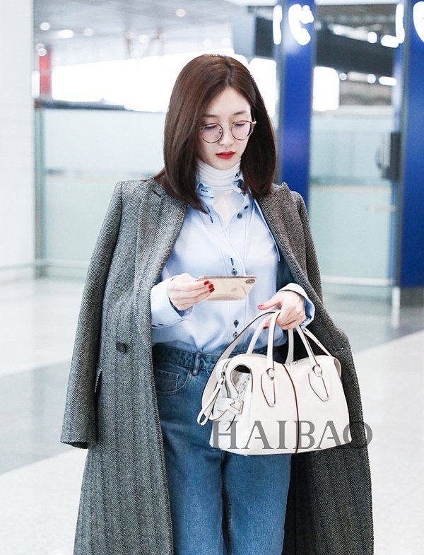 江疏影成为托德斯tods中国区品牌大使曾在杂志封面等场合多次穿搭tods