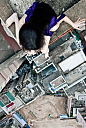 韩国女摄影师Ahn Jun一组名为“自画像”的系列照片。照片中，这位美女摄影师坐在各式高楼边缘，俯视繁华的都市。 该系列作品从一个孤独女子忧郁的视角反映了淹没在钢筋混凝土中的都市人的生活状态。 ​​​​