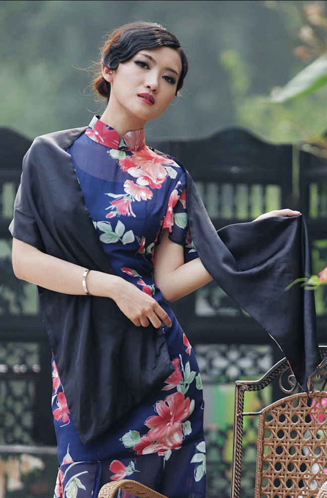 紫萌月从月夜书香转采于2015-09-19 20:52:29【旗袍佳人】·[风情妩媚