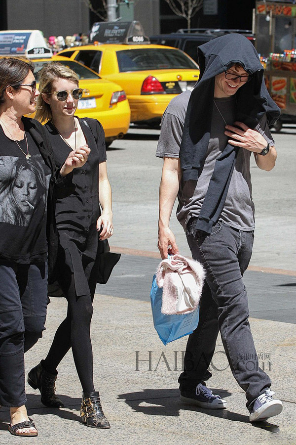 当地时间5月11日艾玛罗伯茨emmaroberts与未婚夫伊万彼得斯evanpeters