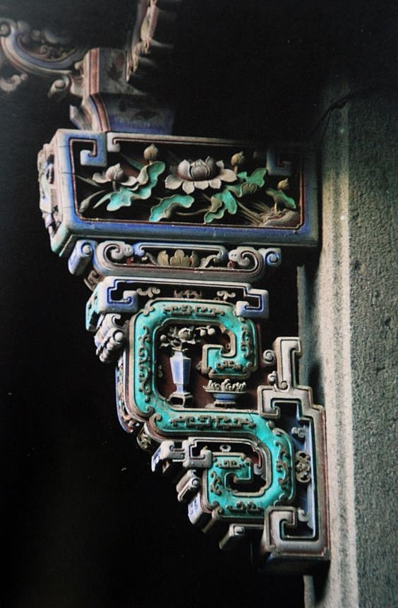 雀替是中国古建筑的特色构件之一又称插角或托木指置于梁枋下与立柱